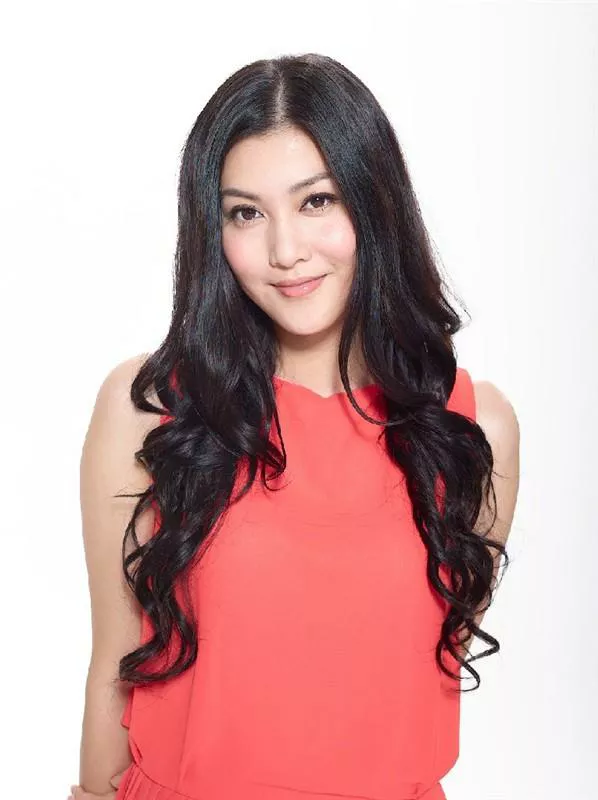 44位明星驾驭的红色服饰典雅大方，由内而外散发出自然的美感