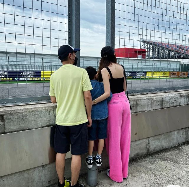 林志颖带儿子去看赛车，帮陈若仪拍照，彼此身高有点尴尬
