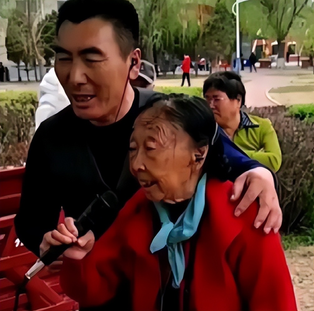 85岁马玉琴携老公逛街被偶遇，李玉成脚下垃圾抢镜，网友：没素质