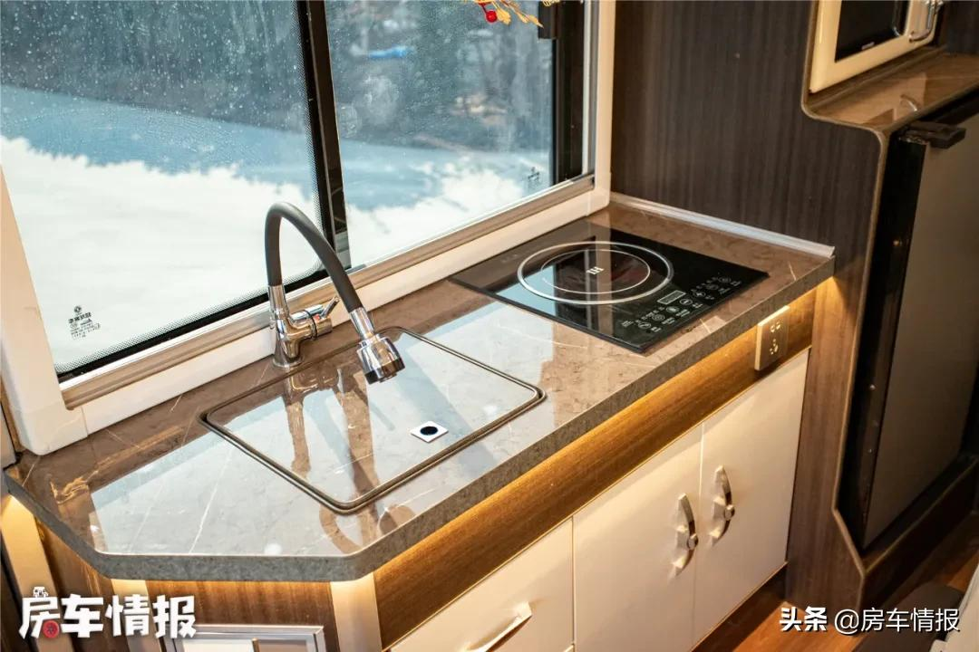 首款东风超龙巴士房车!号称同级别空间之王,20多万性价比不错