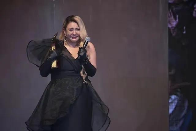 辣目洋子腰上一圈白花花的肥肉，让多少女孩惊醒，漂亮和体重无关