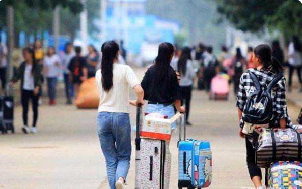 女大学生返校行李箱装满“小秘密”，引发网友共鸣，堪称人间真实