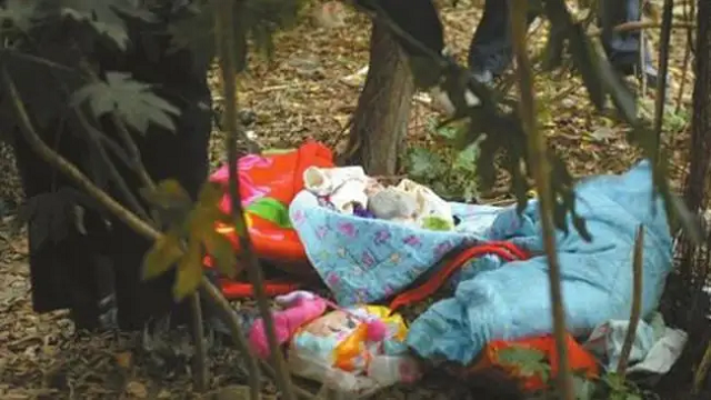 陕西农民捡到​坑面女婴，哥哥做苦力为妹妹整容，变美后她嫁给哥哥