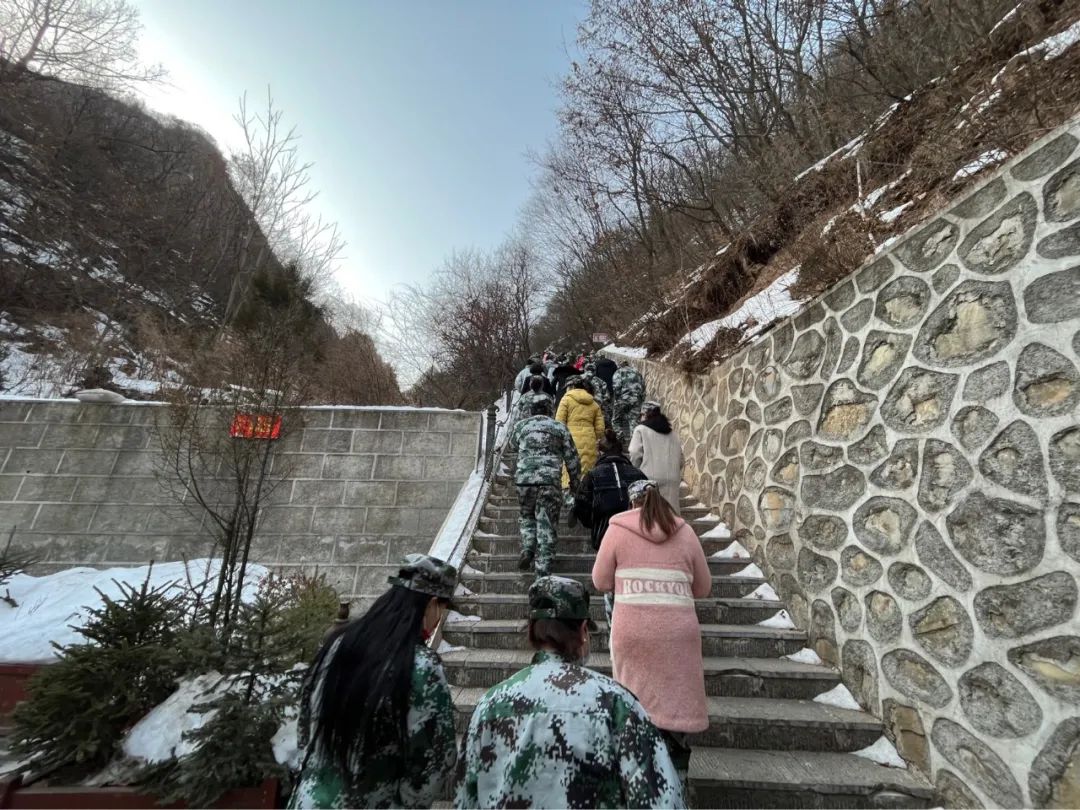 ​【春暖花开、迎来首发团】平凉市崆峒山国际旅行社组织首个百人旅游团相约崆峒山