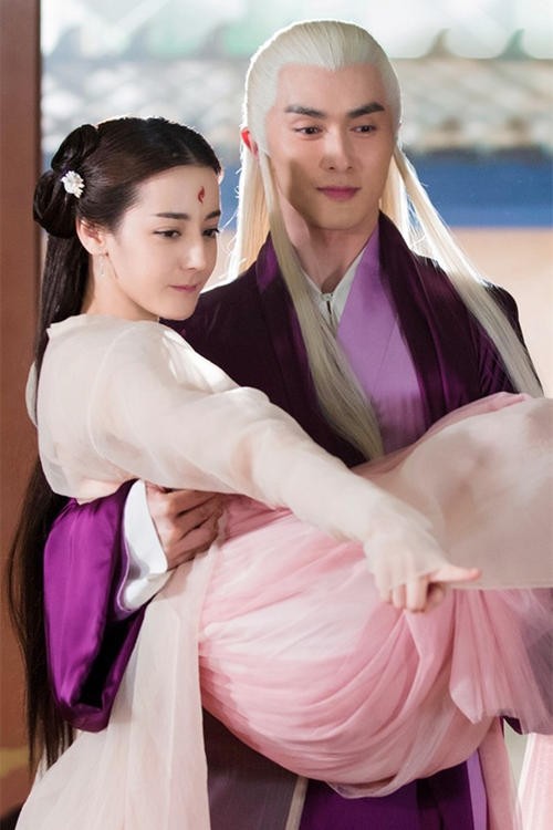 从普通销售员到收视女王，迪丽热巴的背景，远比你想象得复杂