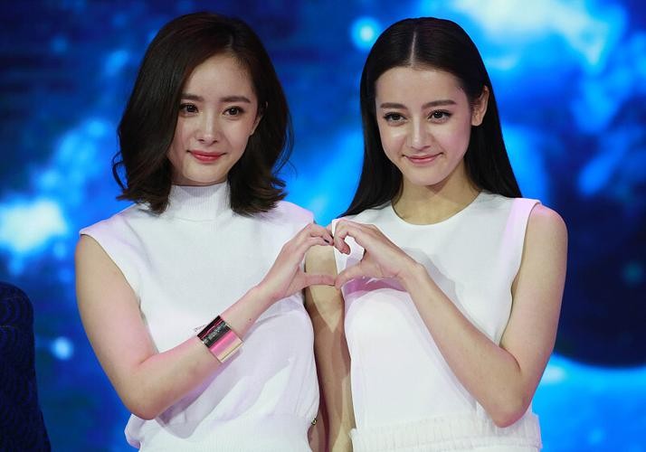 从普通销售员到收视女王，迪丽热巴的背景，远比你想象得复杂