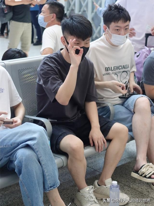 德云社二哥刘筱亭凌晨发文，在线喊话搭档张九泰，期待下一个十年