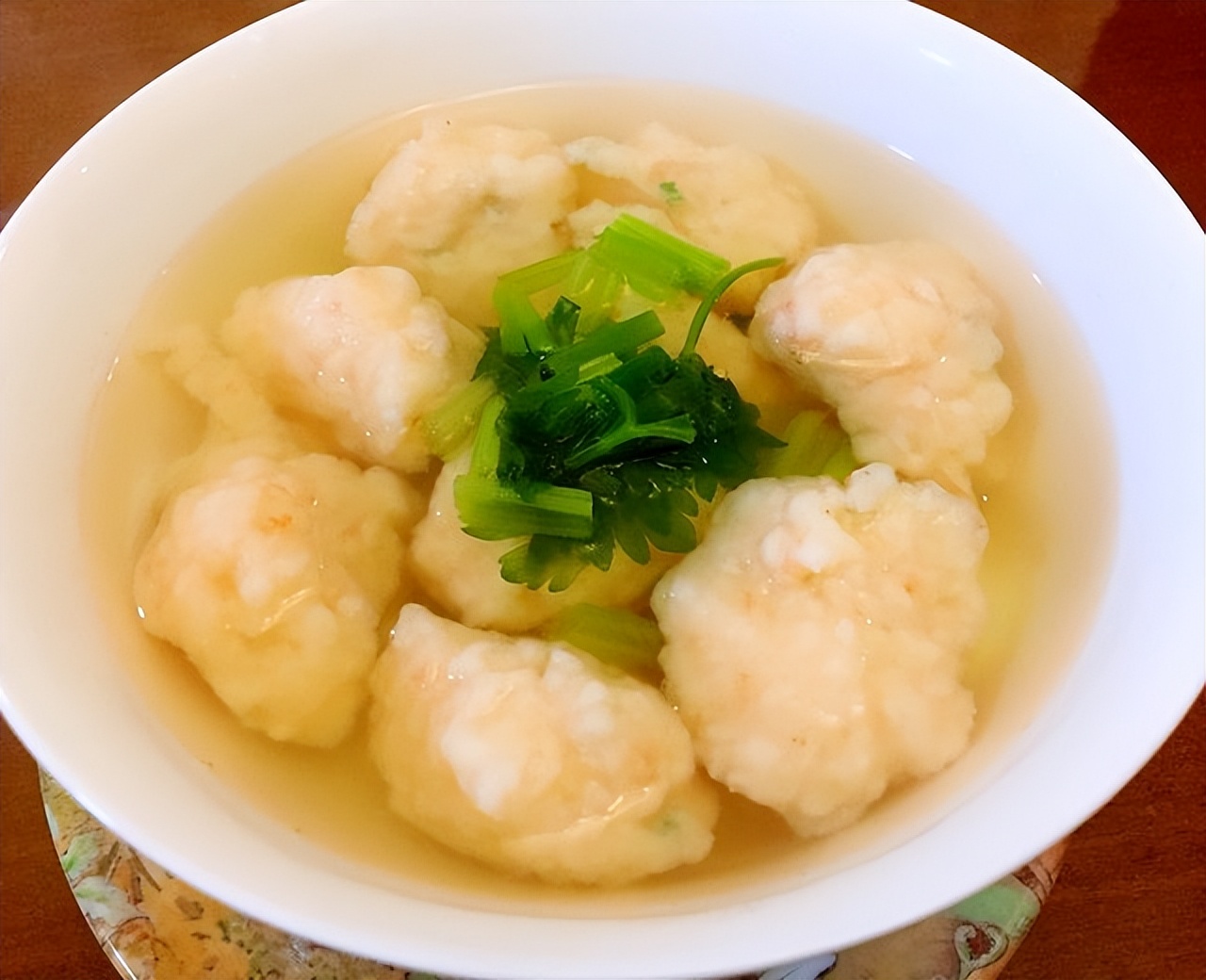 做法:1,鲜虾去头和壳,去虾线,洗净,剁成虾泥;芹菜洗净,切末;鸡蛋将