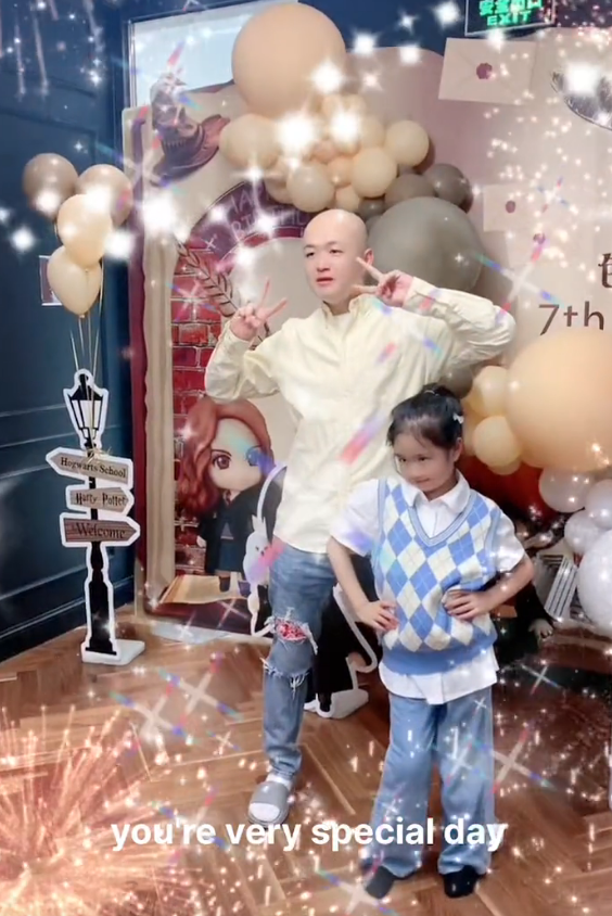 包贝尔夫妇为女儿庆生，7岁饺子打扮隆重，与宾客轮流合照星范足