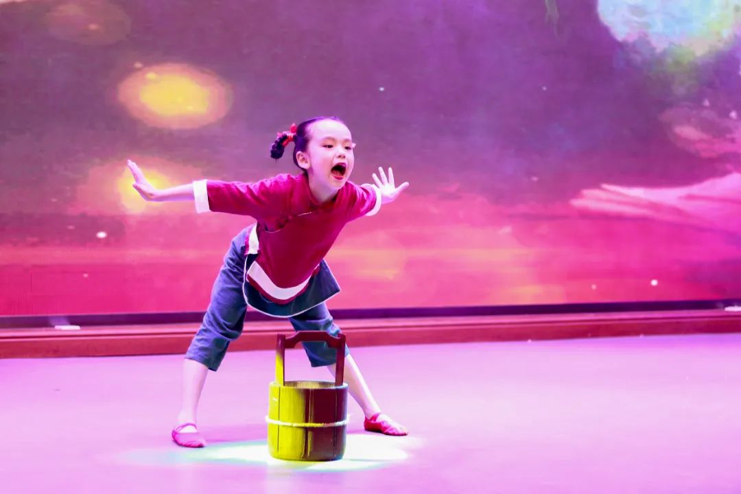 天府新区华阳实验小学举行“童星耀五月·艺术绽花开”群舞比赛