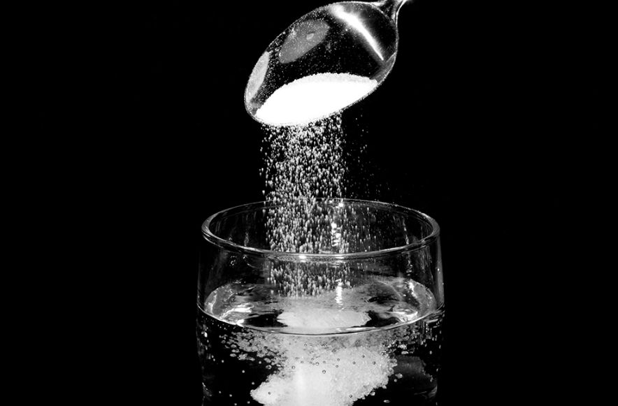 为何一斤盐溶于一斤水，很难得到两斤总重？爱因斯坦：质量即能量