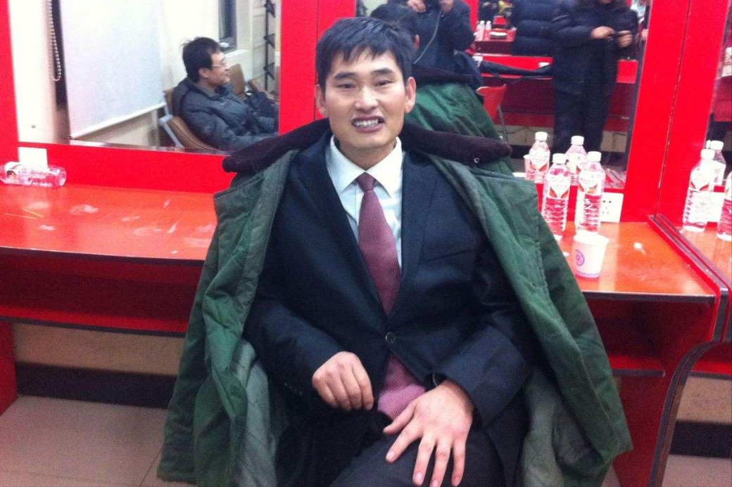 大衣哥前脚给陈萌买首饰，后脚卖废品换馒头，直言：能吃好几天