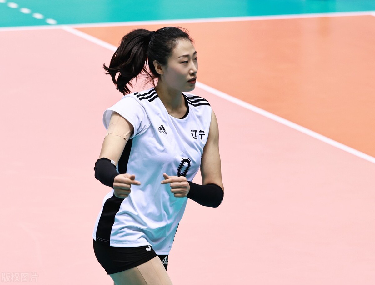 2015女排世界杯刘晏含(中国女排，刘晏含邀三大巨星送新年祝福，真够霸气，交际能力强啊)