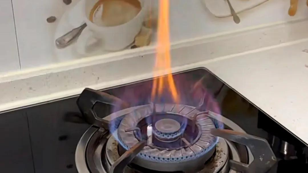 煤气灶打不着火？煤气灶出的是黄火？快来看看解决办法