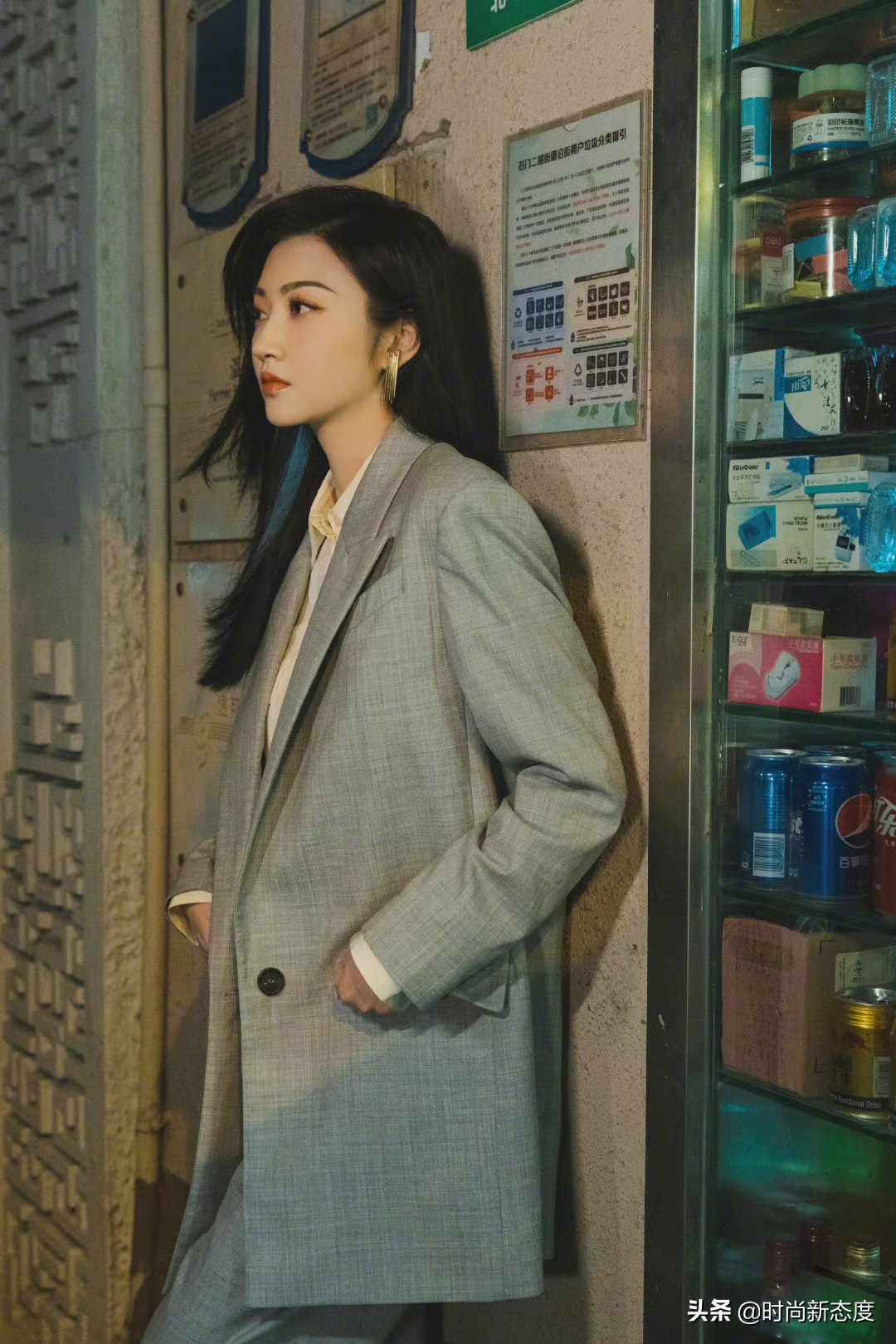 景甜气质满分,身穿灰色西服套装,随意洒脱慵懒干练,酷到不敢认