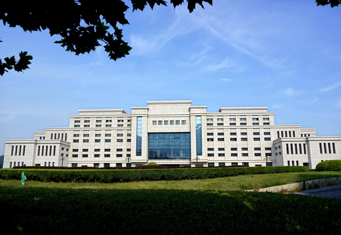 国内几所占地面积广阔的大学，上课要乘坐公交，骑自行车容易迟到