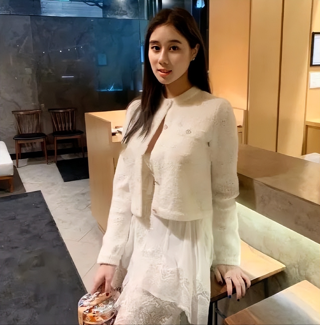 出生在豪门的两位千金，一位经常吃路边小吃，一位经常坐公共汽车