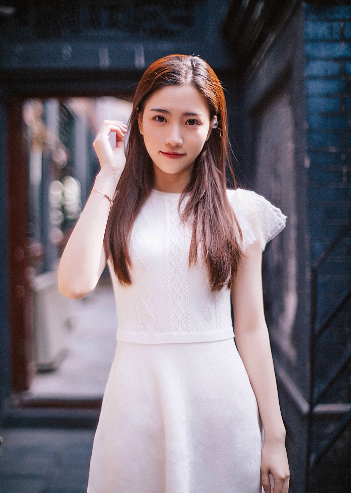 江苏卫视女主持人张纯烨，形象清新自然
