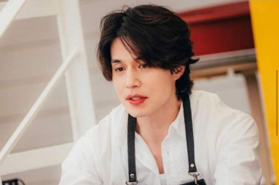 这些韩国万人迷——李钟硕、张东润等——留长发看起来非常迷人