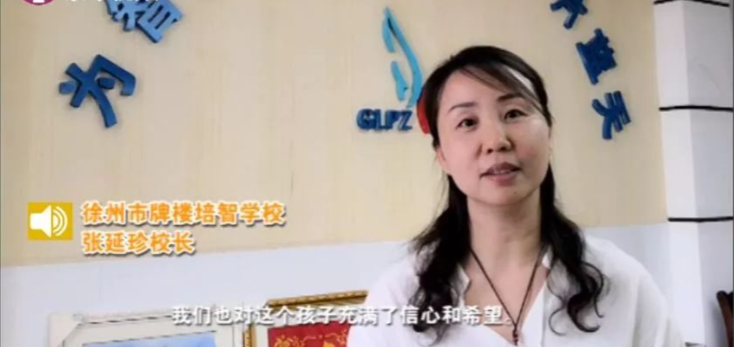 徐州八旬奶奶每天在学校对面坐等八小时：他还没长大，我不敢老