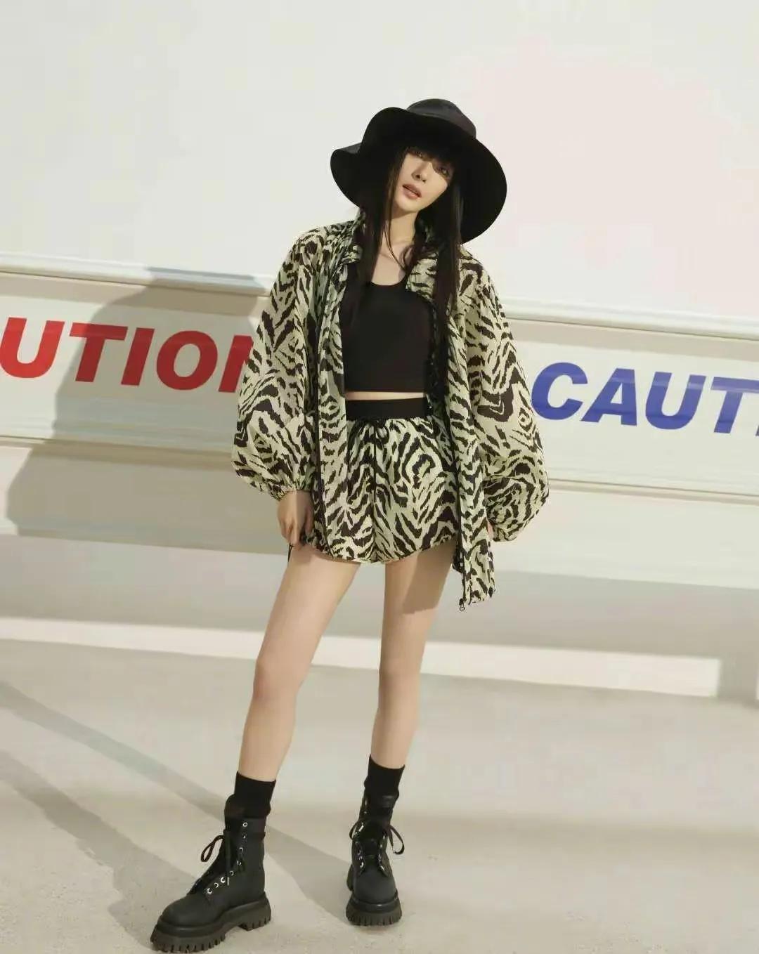 三大顶流的豹纹battle，迪丽热巴休闲惬意，赵丽颖杨幂一言难尽