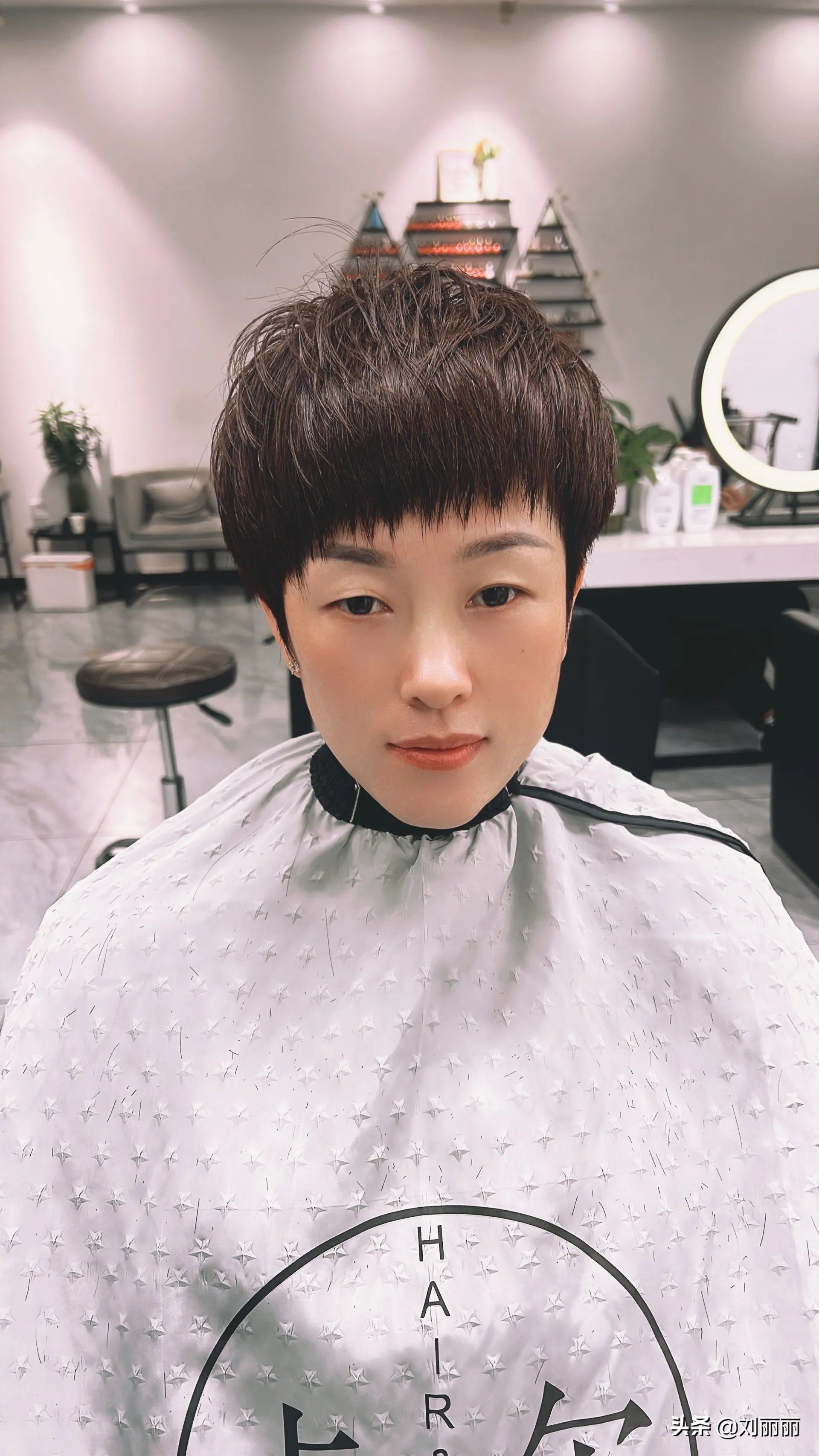 女人到了中年,夏天短发这样剪,利落时尚显年轻