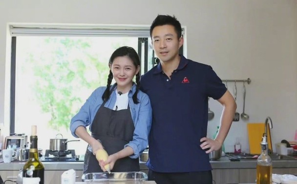 大S再婚后子女近况曝光，S妈代汪小菲教孩子骑车，婆孙合影很温馨