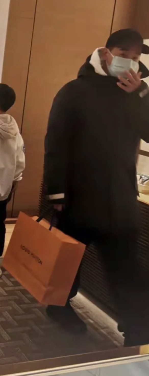 应采儿一家过年逛街，Jasper长高不少，陈小春发现被拍不生气