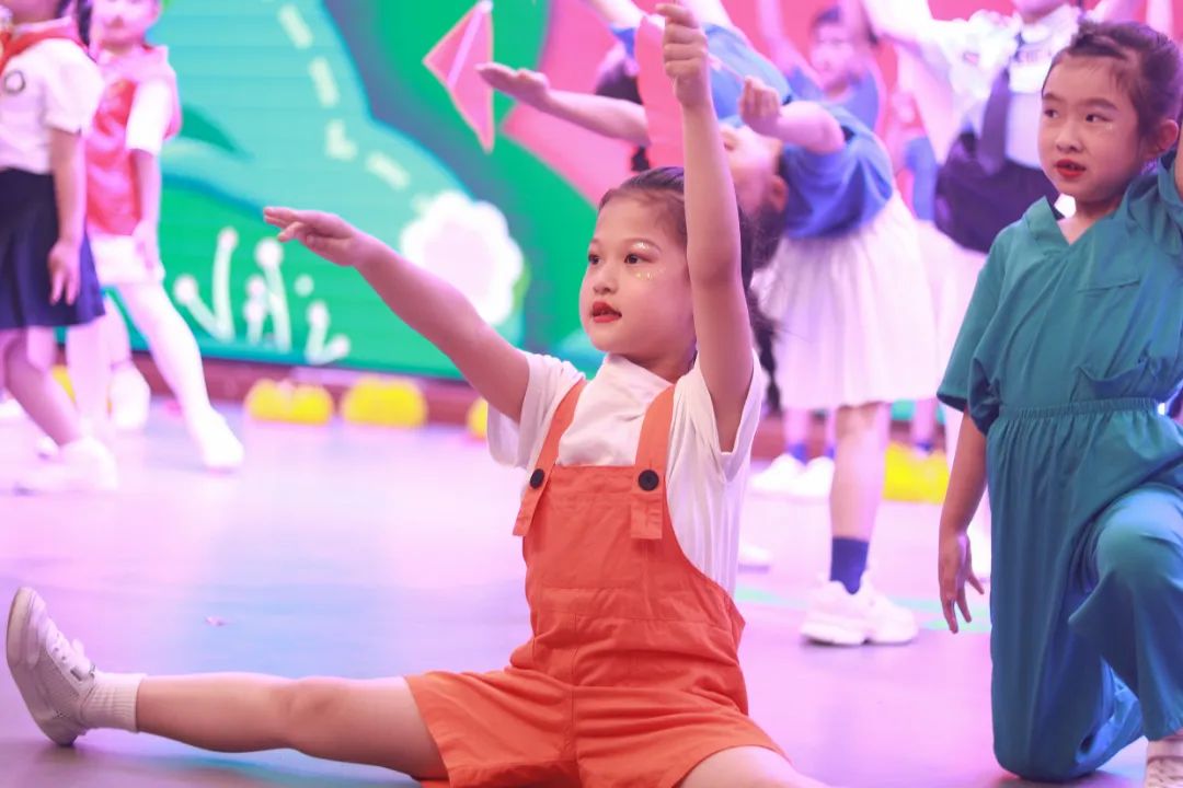 天府新区华阳实验小学举行“童星耀五月·艺术绽花开”群舞比赛