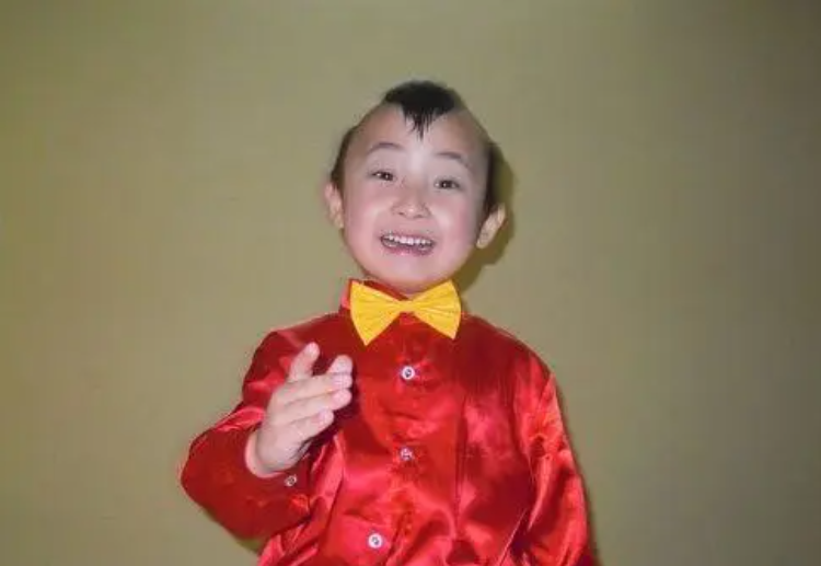 "年画娃娃"邓鸣贺:春晚结束不久确诊绝症,病逝后妹妹继承衣钵