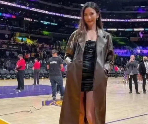 哪些中国女明星去过nba(华裔美女金诗迪现身NBA赛场，穿着休闲气质大方，抢走詹娜风头)