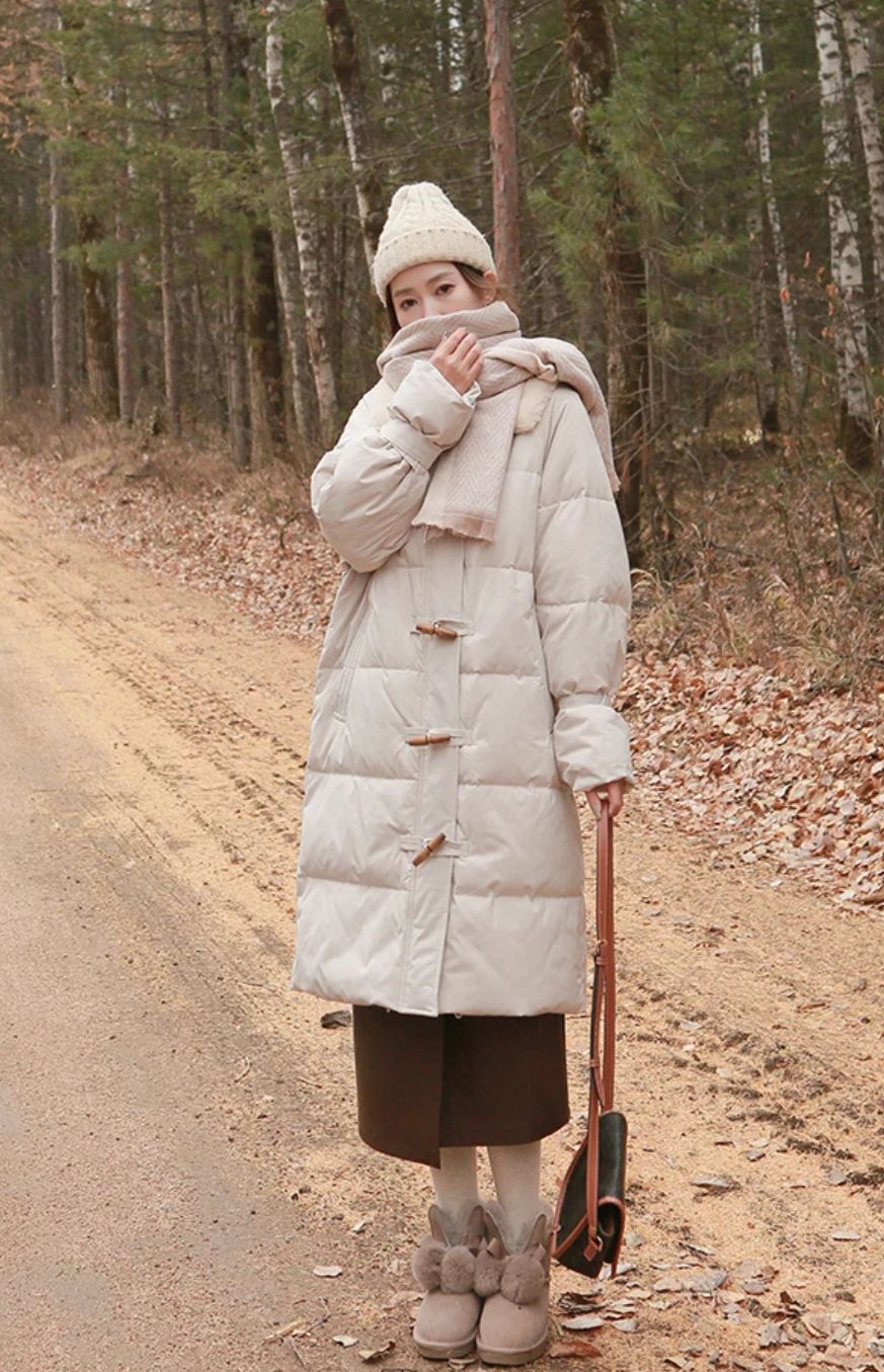 奔四女人想保持“少女感”，学37岁博主穿牛角扣外套，搭半裙好美