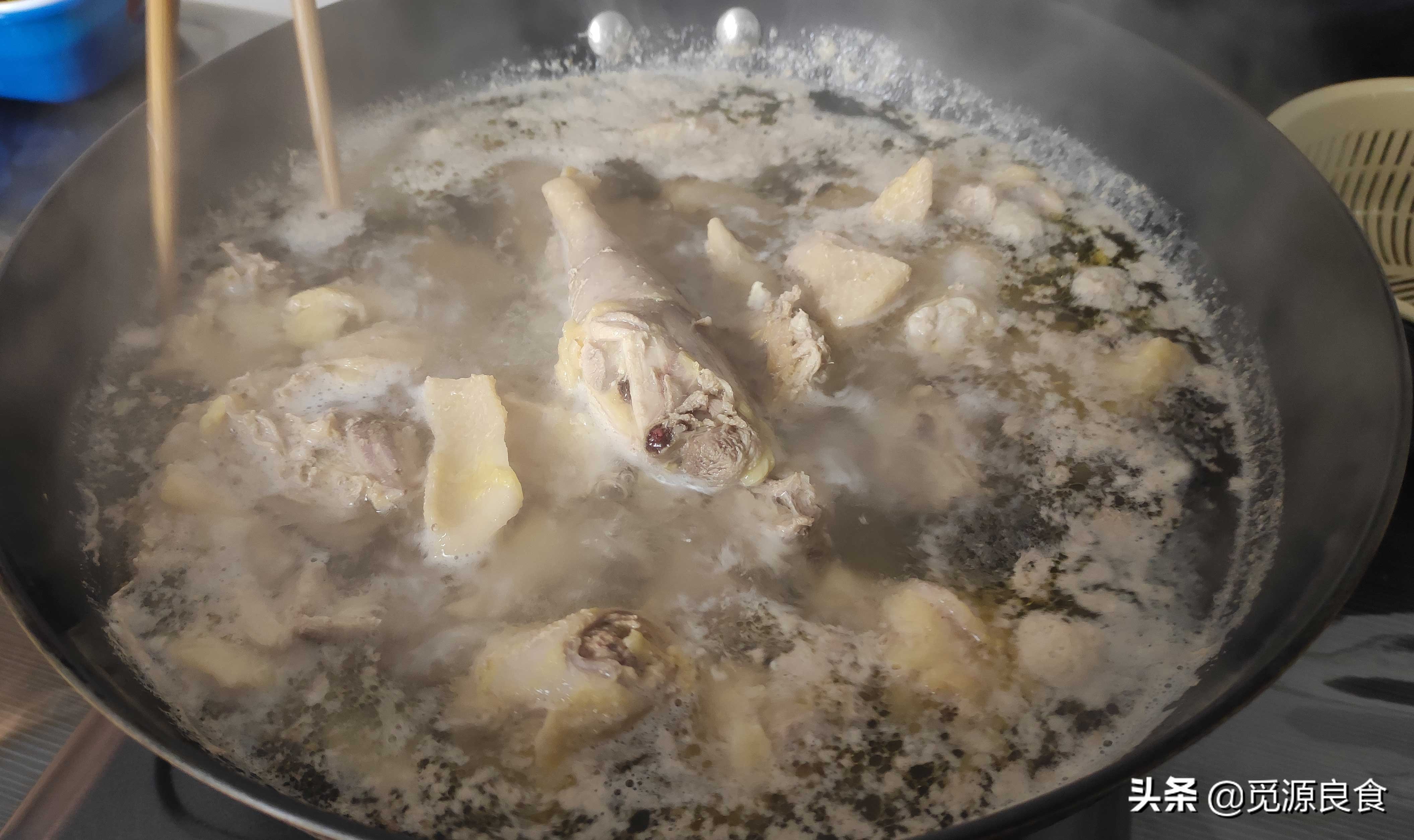 春季做菜，这样炖鸡汤好吃，牢记“3不放5窍门”，鸡汤有特色汤鲜