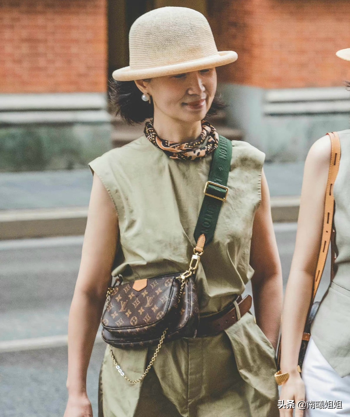 这是我见过最优雅的50+妈妈，不露腰不秀腿，却比明星还有气质