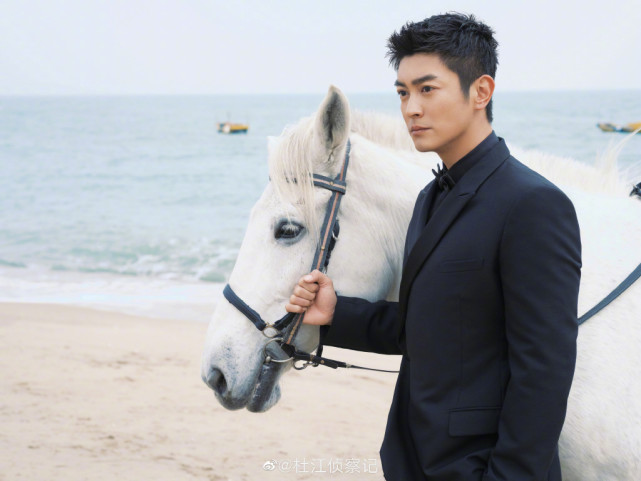 杜江风波后首与老婆同框，挨着霍思燕合照却单手背后，俩人无互动