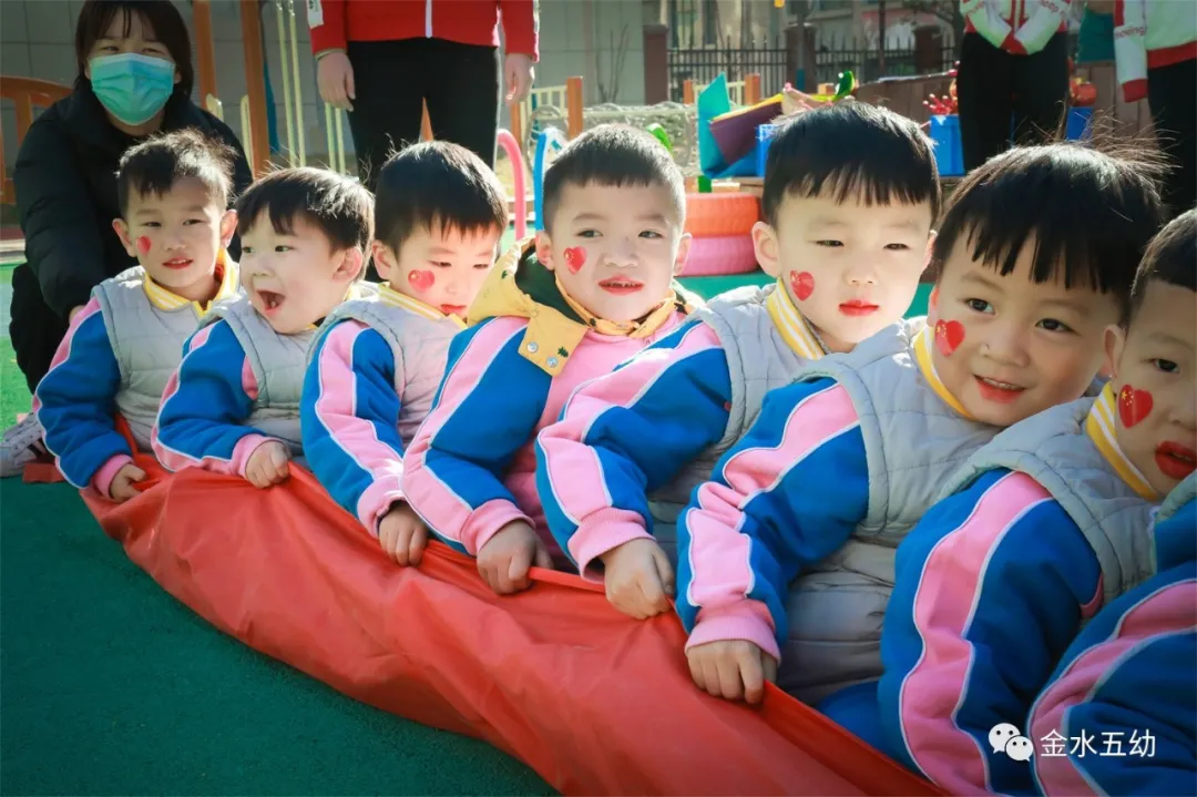 小学生足球队入场词(享运动•健体魄•悦童心—金水五幼教育集团“趣味运动周”纪实)