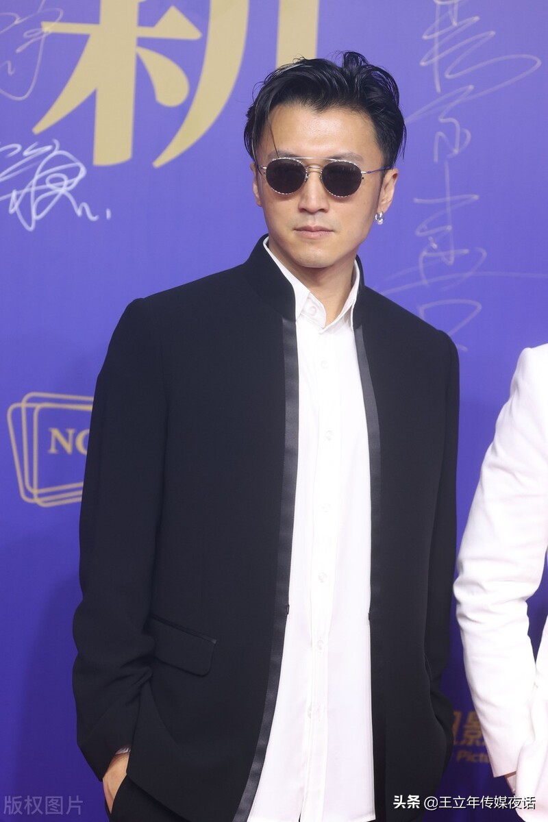 谢霆锋GUCCI旗舰开幕：白衬衫黑马甲，复古有型