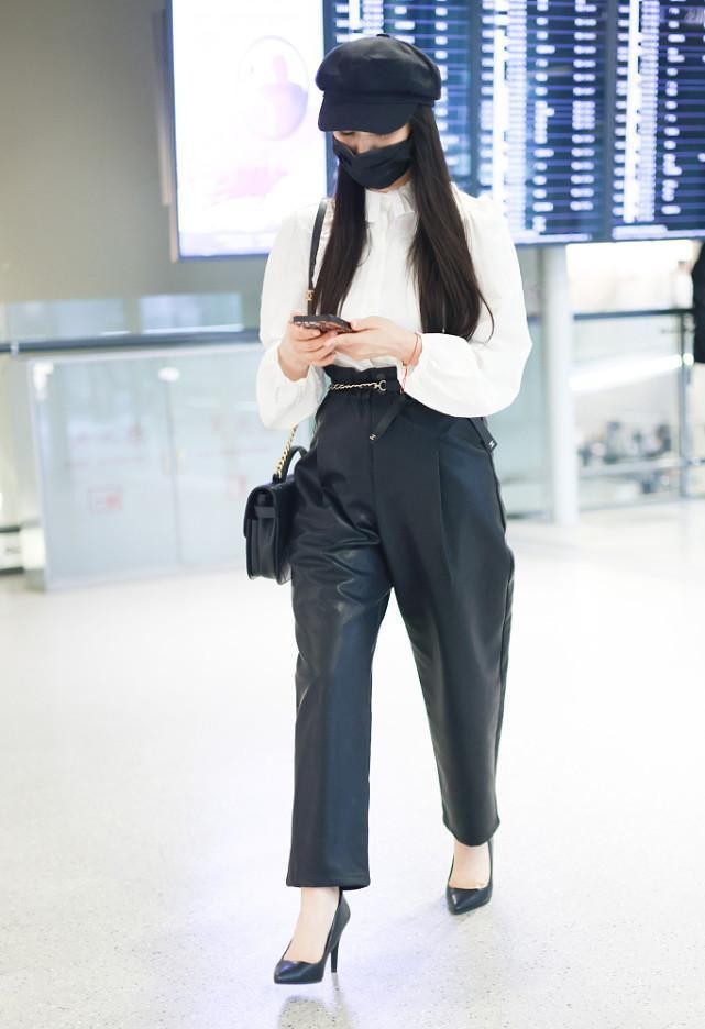 伊能静私下里好知性啊，白衬衫配黑色皮裤，感觉比实际年龄小很多