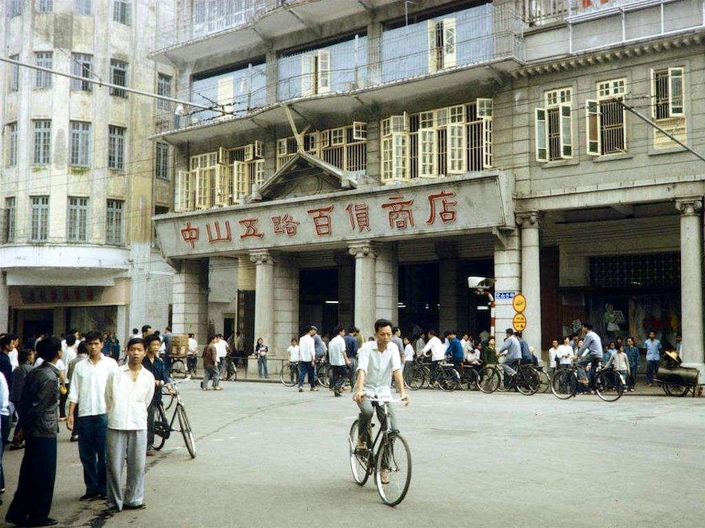 1987年，广州一餐馆老板徐峰花2万元买手机，幸运靓号：901088