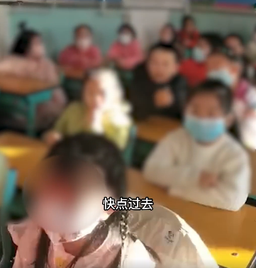 全网愤怒！两老师在全班面前欺凌小女孩，现场视频太心碎…