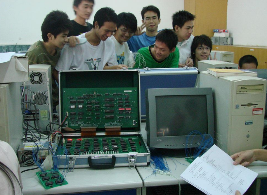 想问下女生适合学计算机吗(什么样的女生适合学计算机)-握米百科