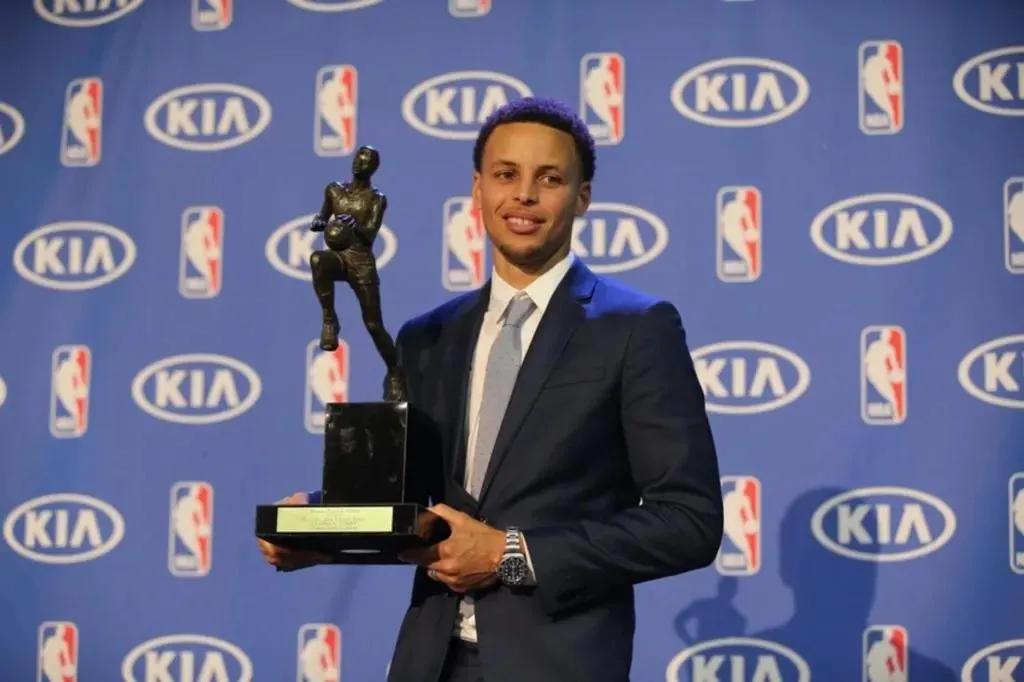 NBA最年轻常规赛mvp(美媒列出了詹姆斯被抢走的的5座常规赛MVP，哪座最可惜)