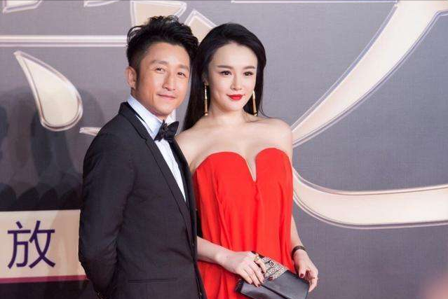 从央视辞职，甘心做丈夫背后的女人，她的婚姻生活有苦也有泪
