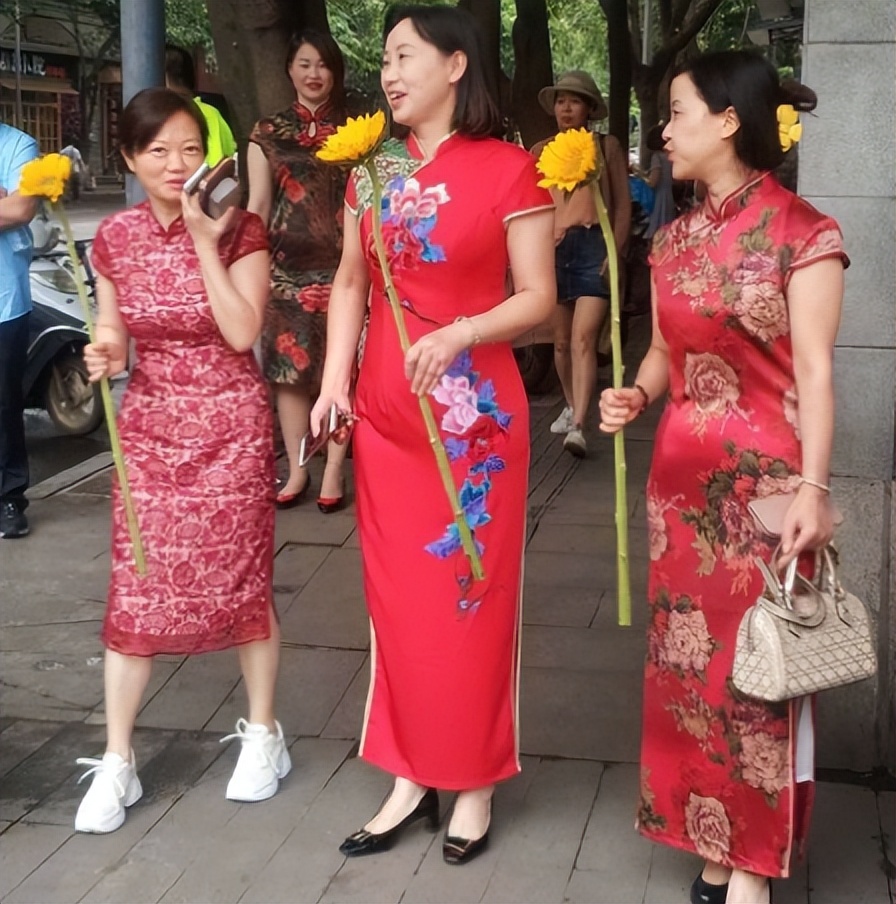 家长陪同孩子高考，到底要不要穿旗袍、拿鲜花，班主任一语道破