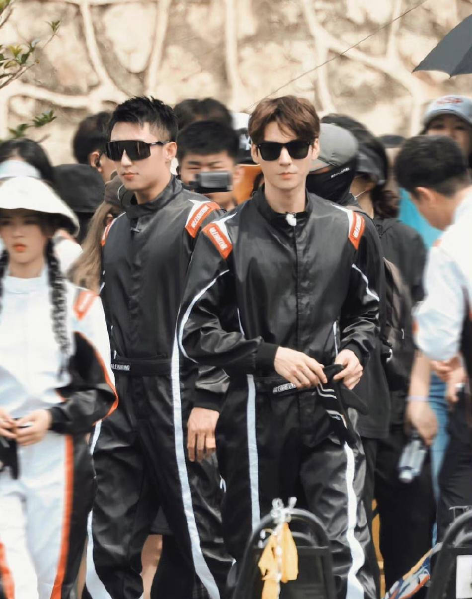 龚俊黄景瑜身穿赛车服帅酷 杨超越卡通披肩超级甜