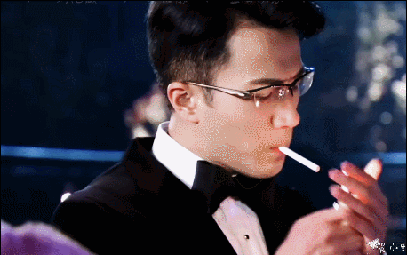 同样是“眼镜造型”，把肖战王一博和吴启华放一起，差距就出来了