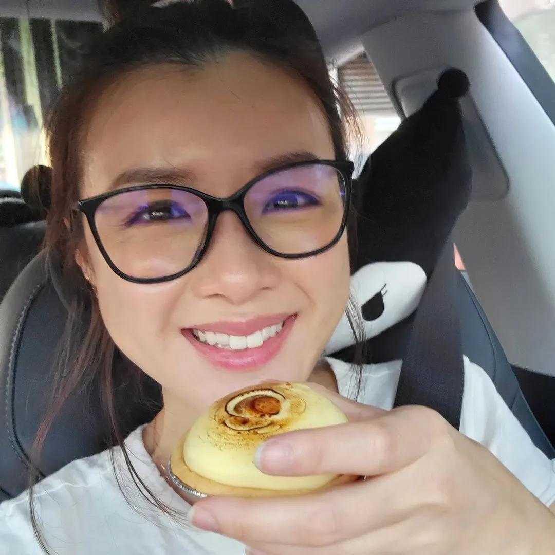 陈豪夫妇约会过二人世界超甜，陈茵媺打扮减龄显嫩少女感十足