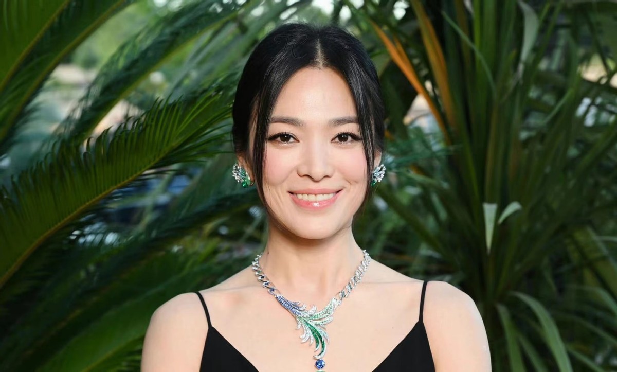 宋慧乔老得太快！高调参加晚宴脸却垮了，穿黑色礼服亮相却不敢认