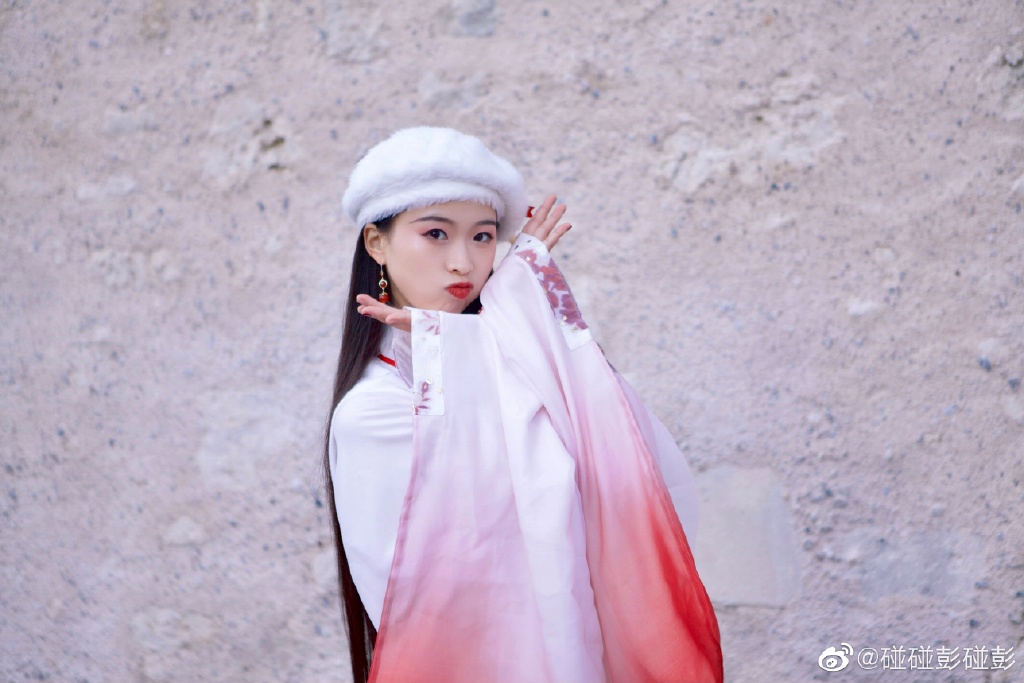 Dior抄袭中国马面裙设计，留学生们发起抗议，要求停止文化挪用