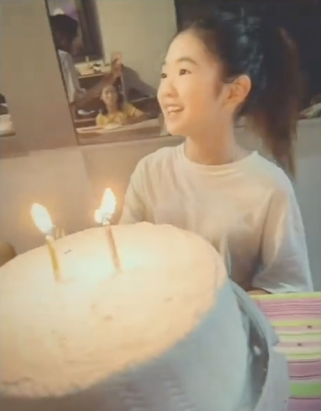 曹格女儿近照曝光，11岁Grace整容式长大，自己化红唇美妆超有范